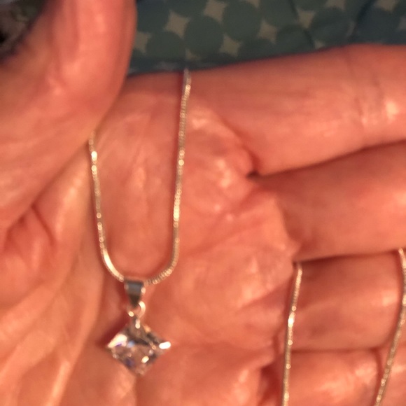 NWT Beautiful Diamond Shaped Diamond simulant. - Picture 4 of 15